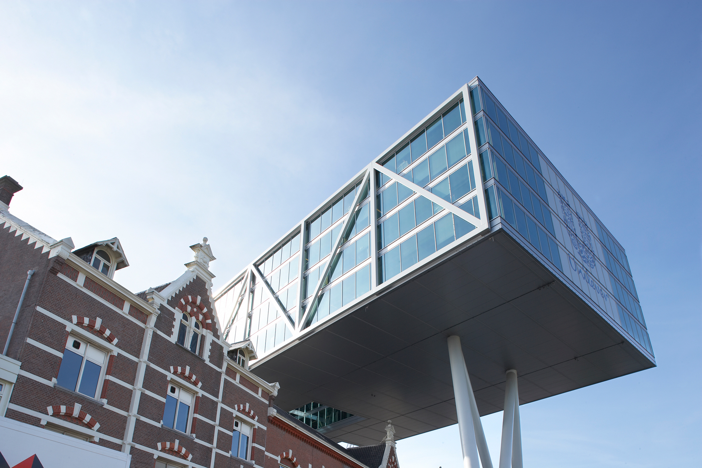 high steel stilts, unilevers headquarters building straddles