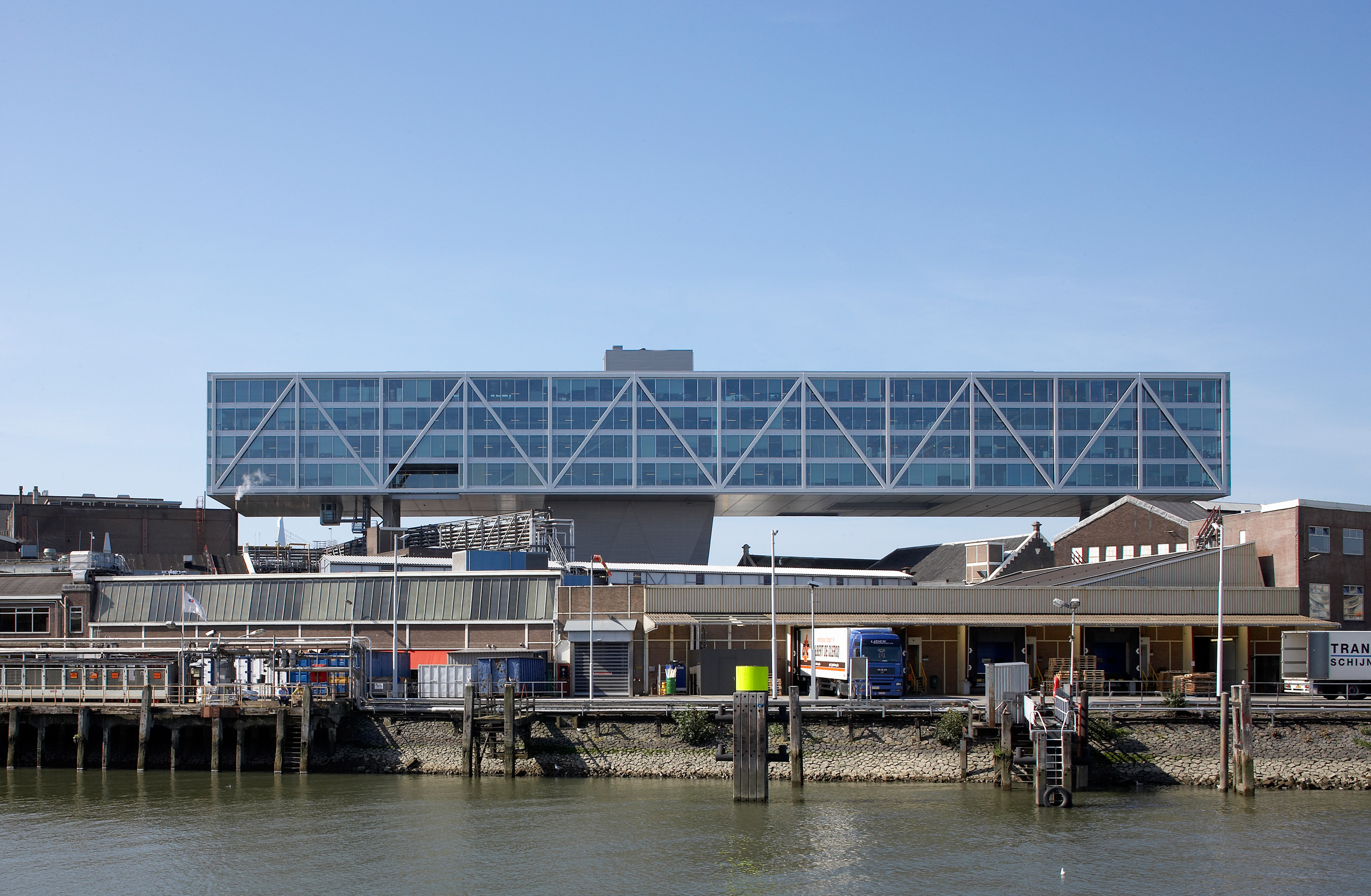 high steel stilts, unilevers headquarters building straddles